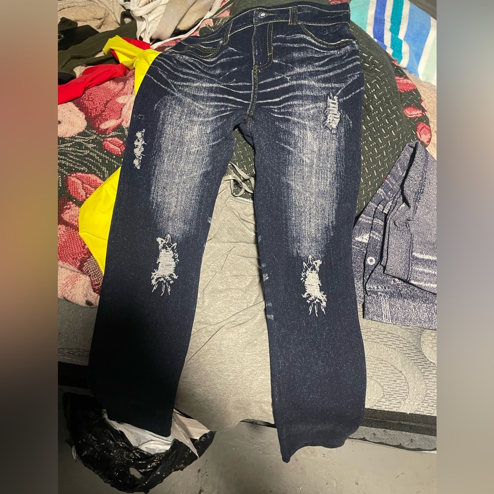 Leggings that look like jeans
3 Different pairs/colors. All the same size.